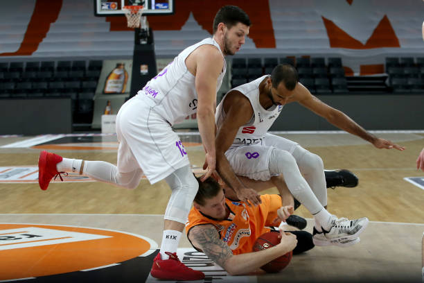 对方锋线上 对方锋线上